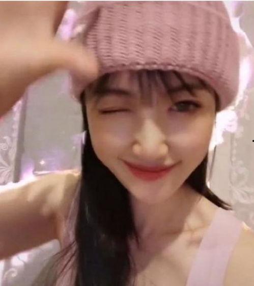 网友爆料吊带背心视频,性感魅力引热议  第1张